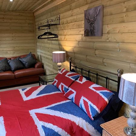 Bedrock Lodge Winterbourne Exterior foto